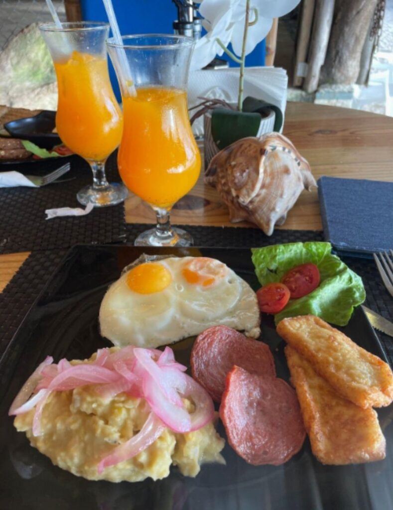Petit déjeuner dominicain : mangu, fromage frit, salami, œufs, jus frais + fruits frais