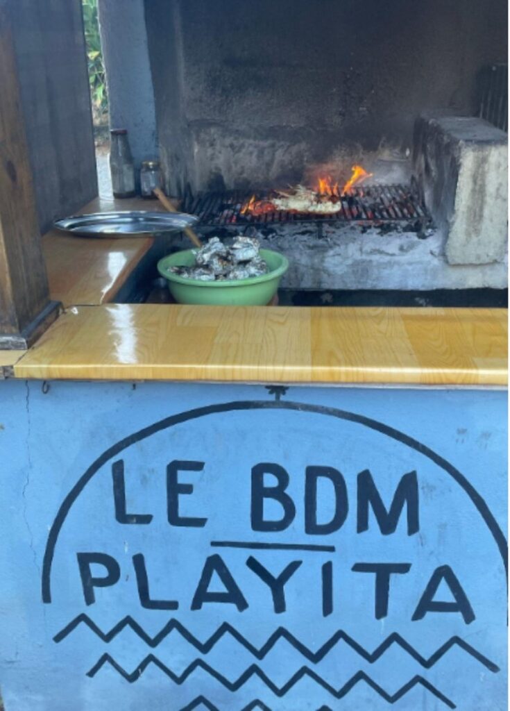 Cuisson de la langouste au feu de bois au BDM, restaurant à Las Galeras 
